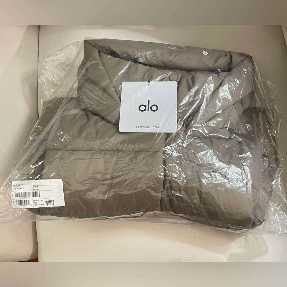 ALO Yoga NWT Gold Rush Puffer Vest Cropped Jacket on Light Cocoa Color Size S - Picture 11 of 12